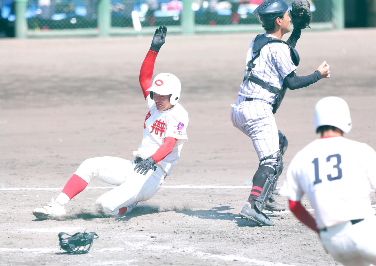 初芝橋本対智弁和歌山　5回裏智弁和歌山2死満塁、細川の左前2点適時打で二走中西が生還する、捕手新井（撮影・上山淳一）