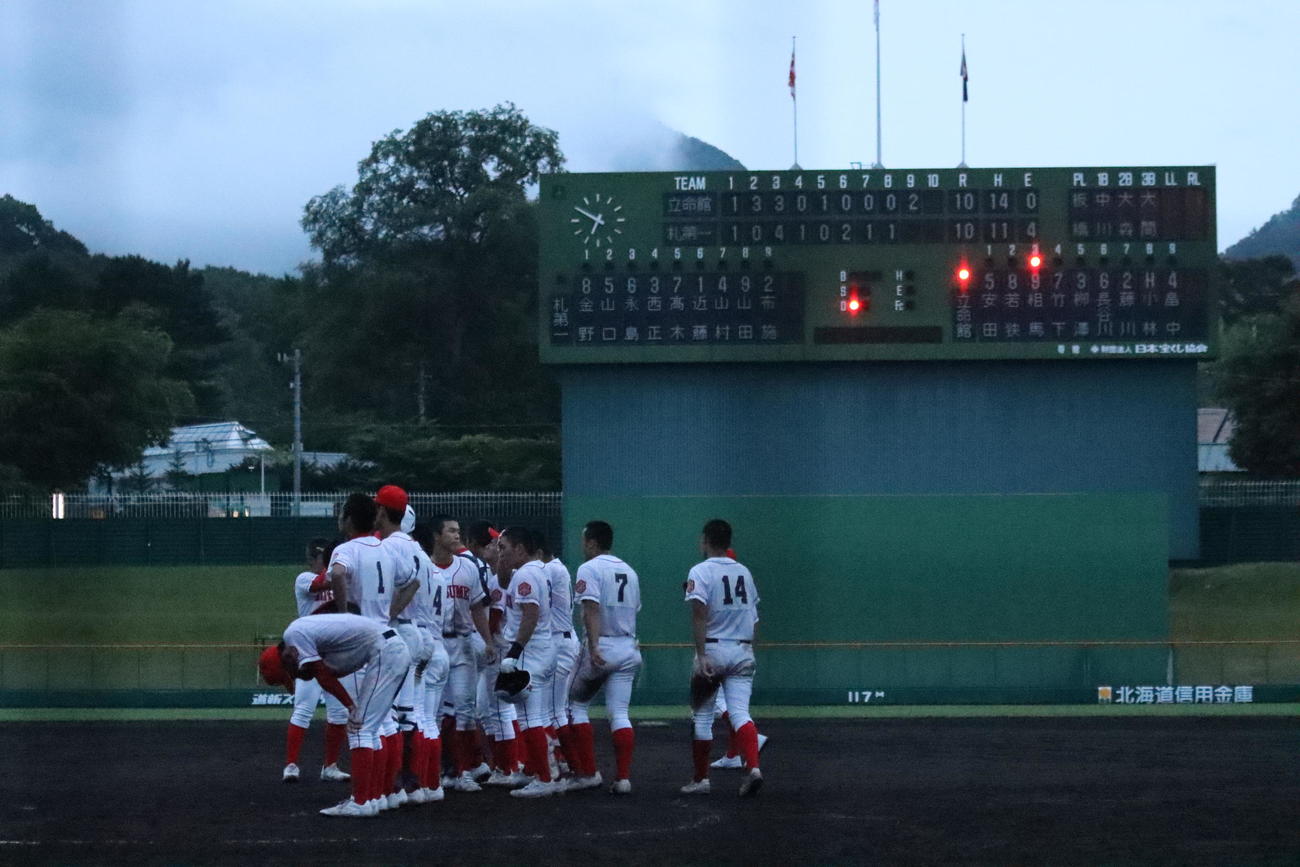 立命館慶祥対札幌第一　日没コールドでの敗戦が決まり、涙を流す立命館慶祥ナイン。スコアボードは9回表の2得点で10対10のまま（撮影・保坂果那）