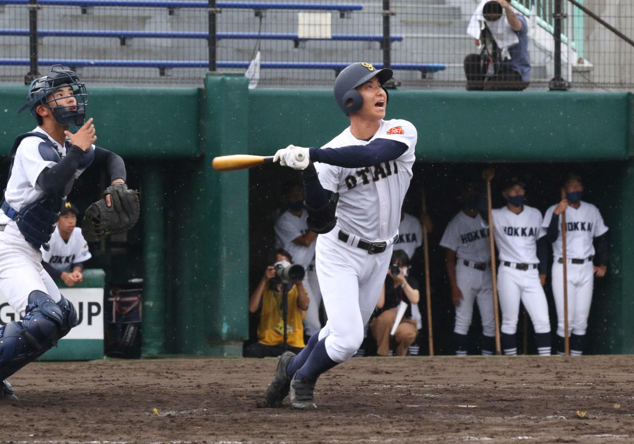 北海対札幌大谷　5回裏札幌大谷2死三塁、一時逆転となる右越え2点本塁打を放つ代打藤井（撮影・浅水友輝）