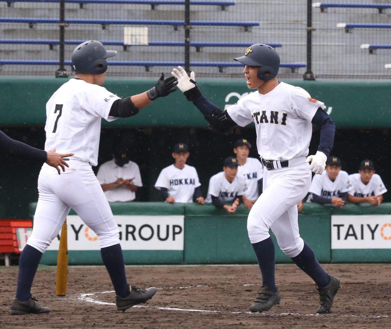 北海対札幌大谷　5回裏札幌大谷2死三塁、代打藤井（右）は一時逆転となる右越え2点本塁打を放ち、ダイヤモンドを一周する（撮影・浅水友輝）