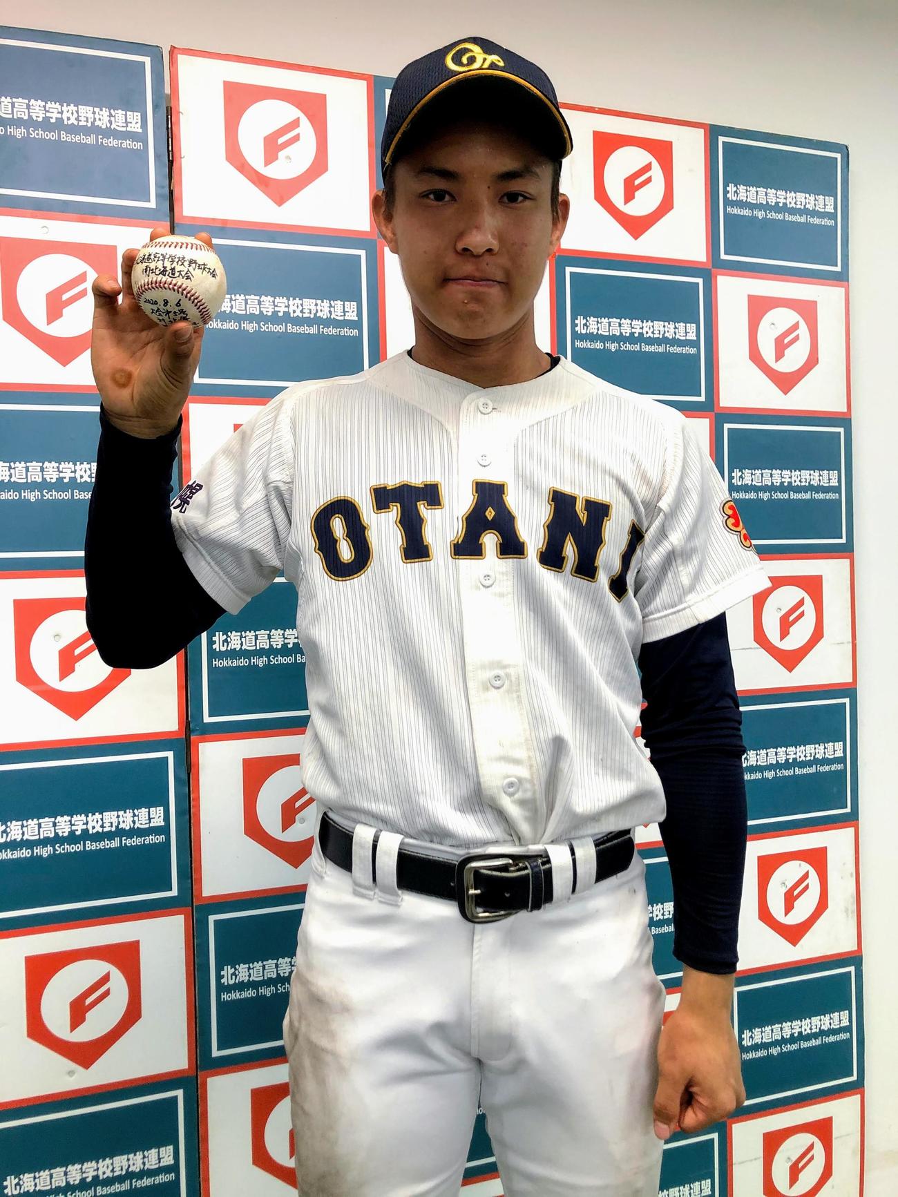 北海対札幌大谷　ホームランボールを見せる札幌大谷・藤井（撮影・保坂果那）