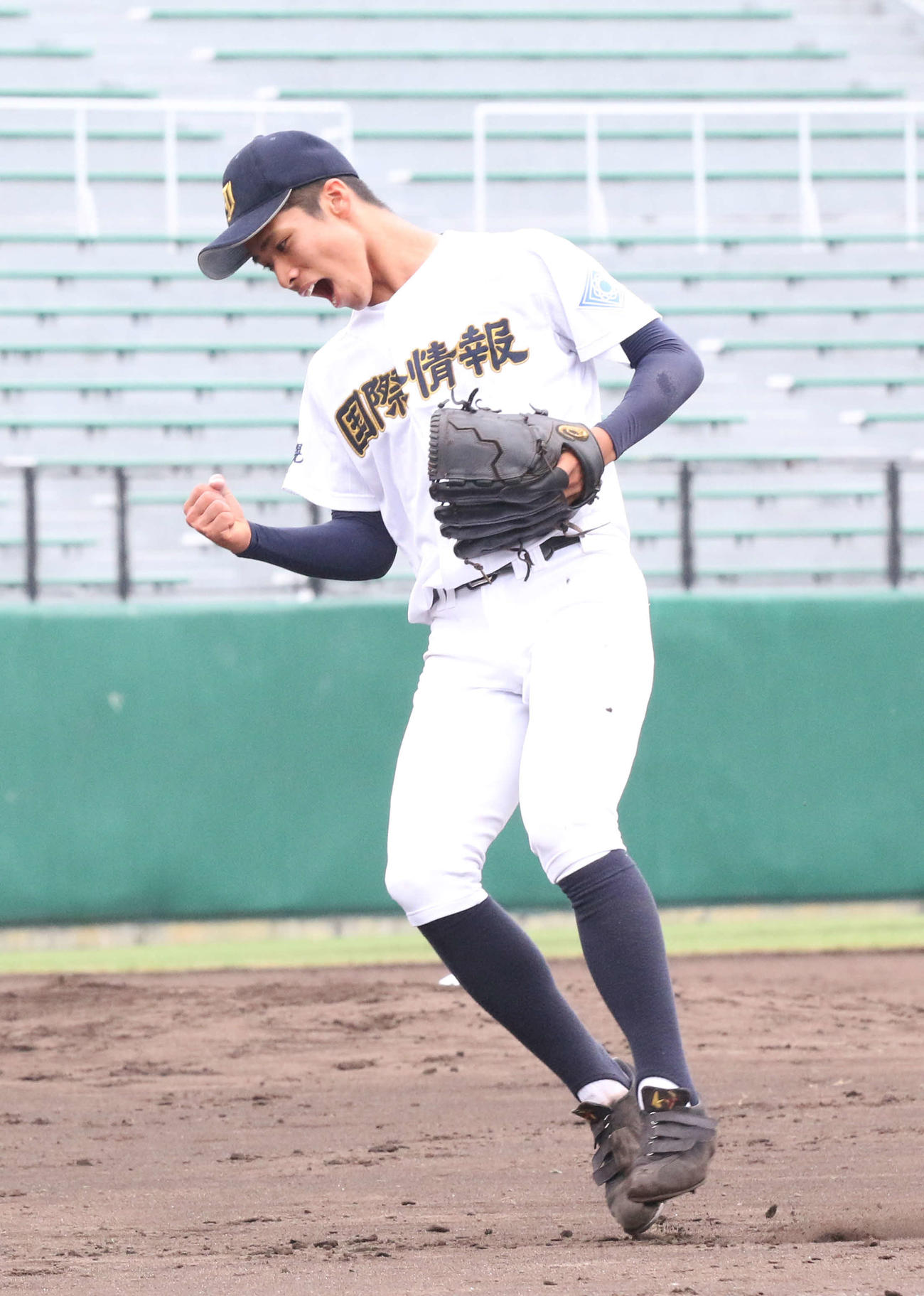 札幌国際情報対東海大札幌　8回裏東海大札幌2死一塁、小林を二ゴロに抑え、雄たけびを上げる札幌国際情報の原田（撮影・浅水友輝）