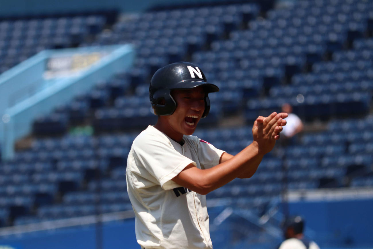 習志野・チームを鼓舞して勝利に貢献する三塁コーチ岩舘（撮影・沢田直人）