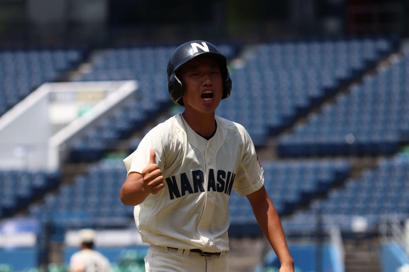習志野・ベンチに向かって盛り上げを促す岩舘（撮影・沢田直人）