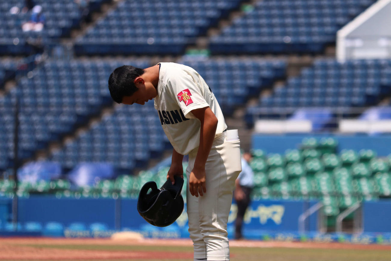 習志野・一礼してコーチスボックスに入る岩舘（撮影・沢田直人）