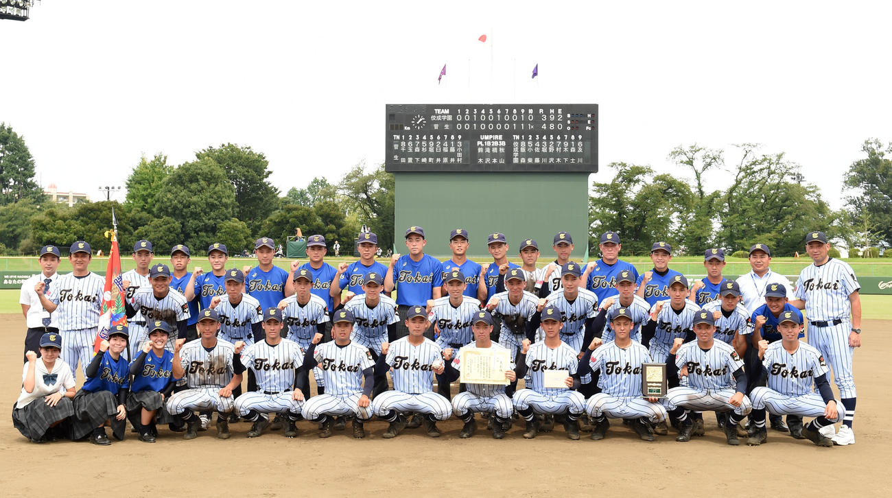 佼成学園対東海大菅生　西東京大会を制し笑顔でガッツポーズする東海大菅生ナイン（撮影・横山健太）