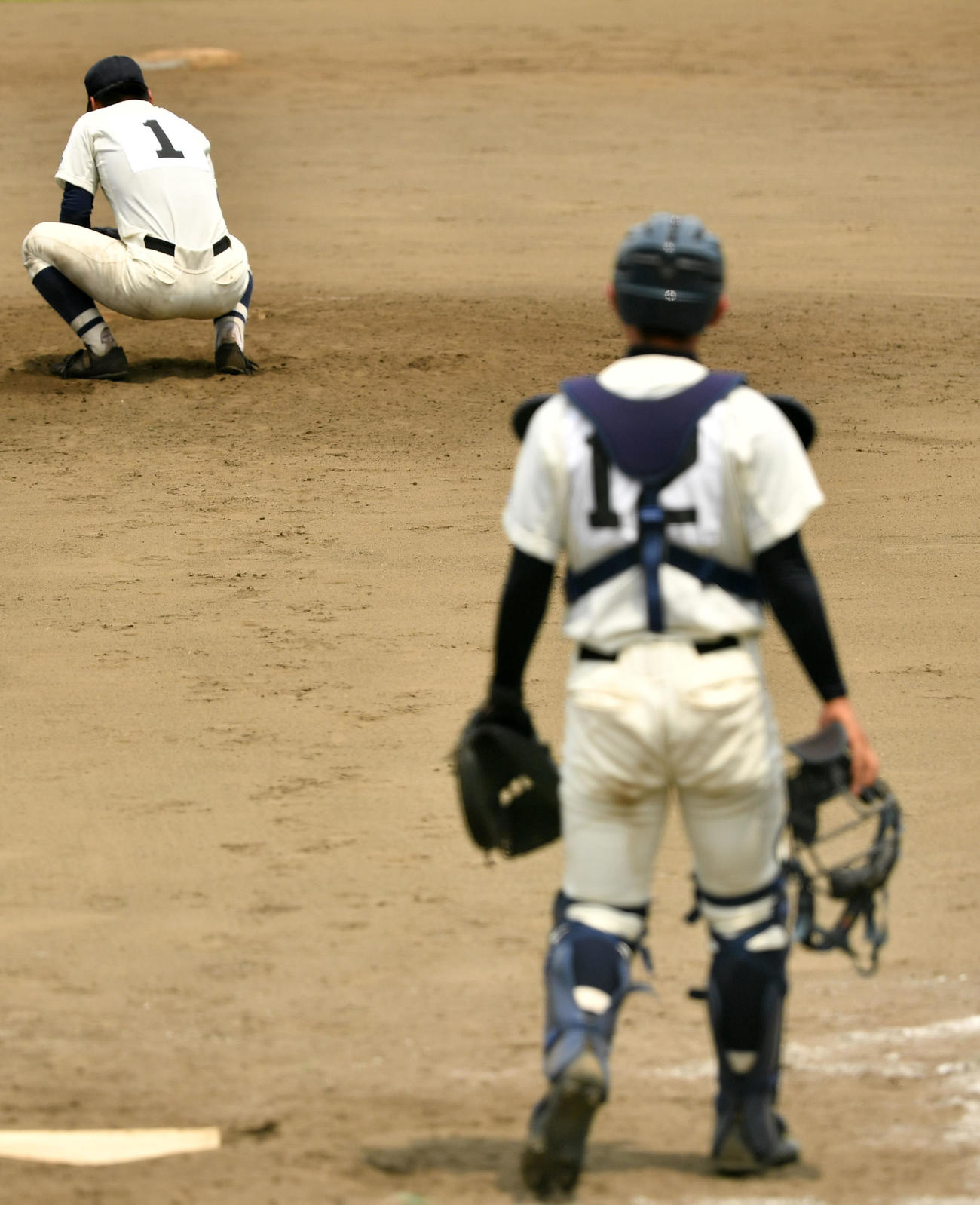 佼成学園対東海大菅生　9回裏東海大菅生2死三塁、千田に中前適時打を浴びマウンドに座り込む平沢（左）（撮影・横山健太）