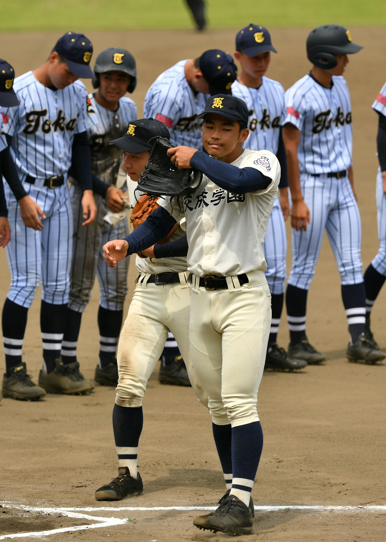 佼成学園対東海大菅生　東海大菅生にサヨナラで敗れ肩を落とす佼成学園ナイン（撮影・横山健太）