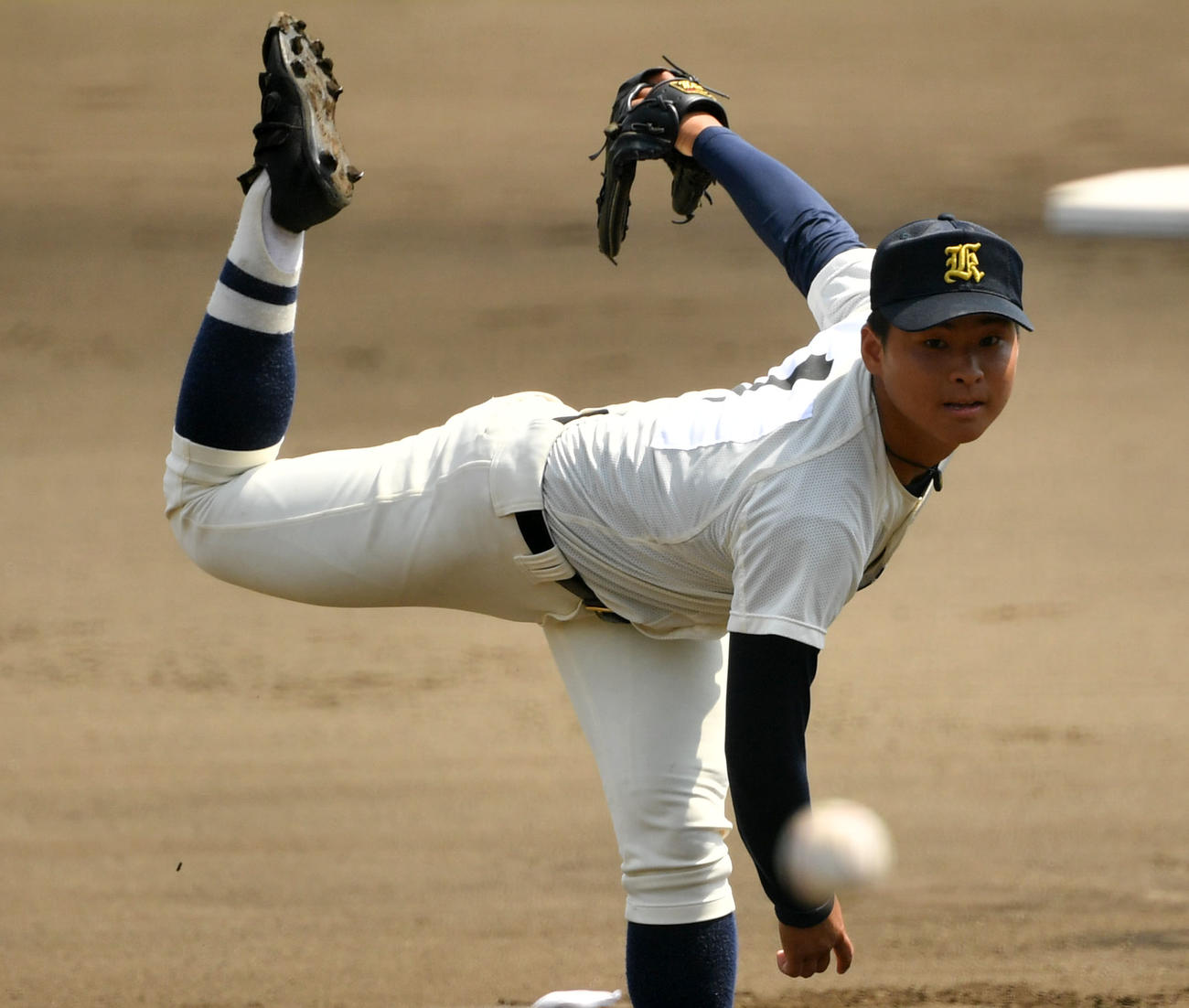 佼成学園対東海大菅生　力投する佼成学園先発の平沢（撮影・横山健太）