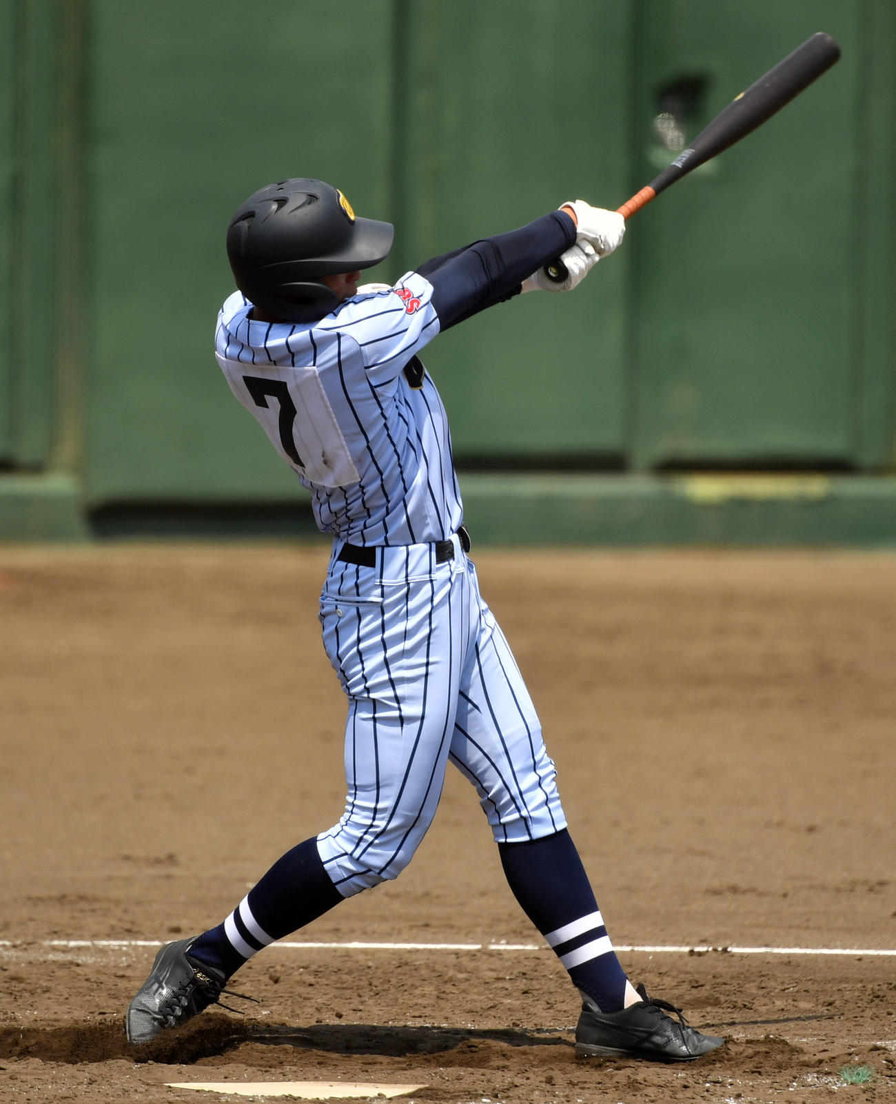 佼成学園対東海大菅生　3回裏東海大菅生1死一、二塁、左中間へ適時二塁打を放つ森下（撮影・横山健太）