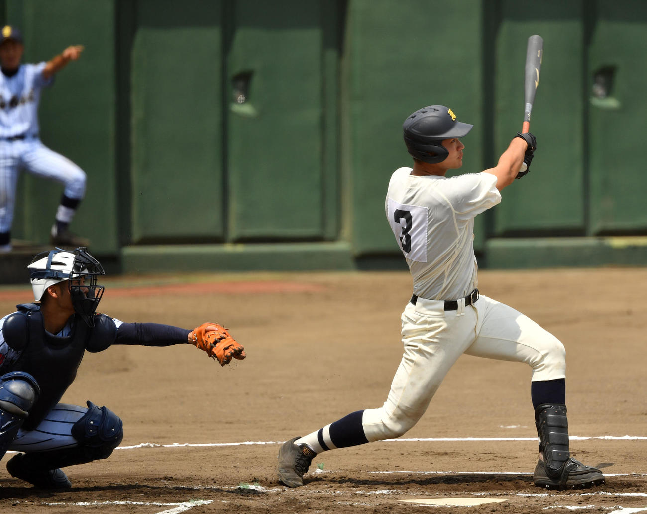 佼成学園対東海大菅生　6回表佼成学園1死一、二塁、中越え適時二塁打を放つ山上（撮影・横山健太）