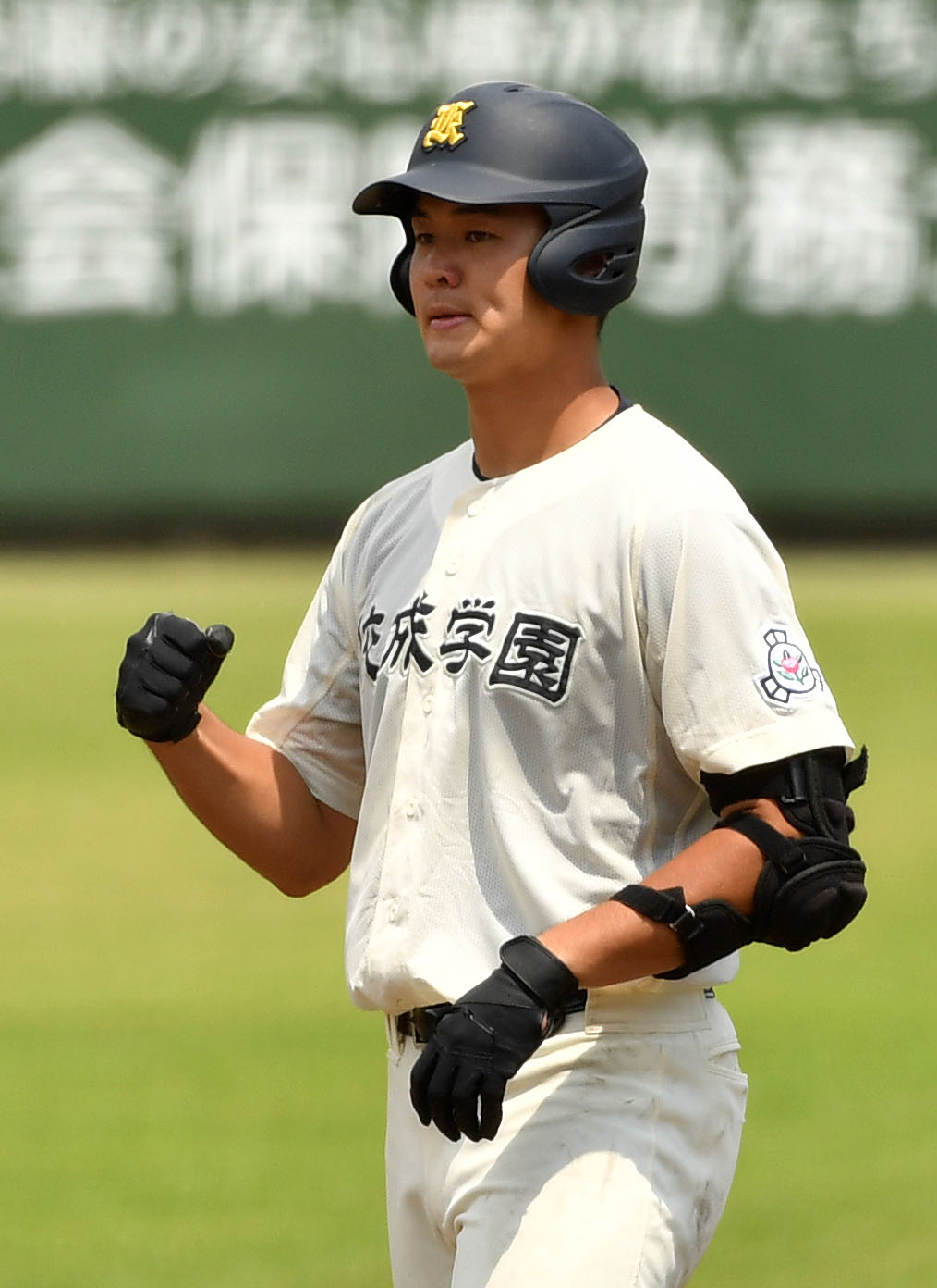 佼成学園対東海大菅生　6回表佼成学園1死一、二塁、中越え適時二塁打を放ちガッツポーズする山上（撮影・横山健太）