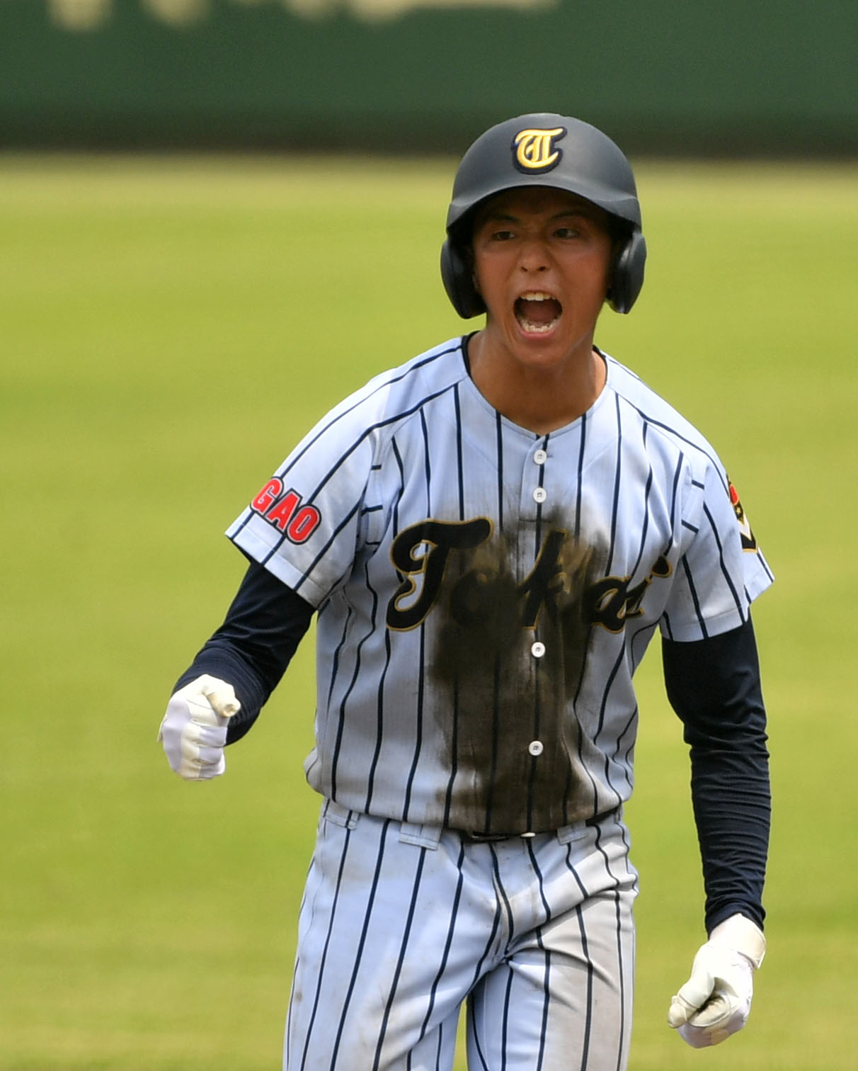 佼成学園対東海大菅生　9回裏東海大菅生2死三塁、中前適時打を放ち雄たけびを上げる千田（撮影・横山健太）