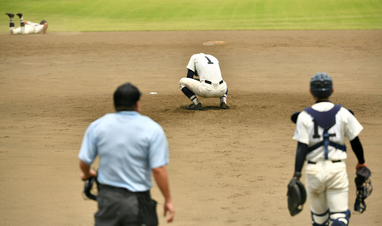 佼成学園対東海大菅生　9回裏東海大菅生2死三塁、千田に中前適時打を浴びマウンドに座り込む平沢（中央）（撮影・横山健太）