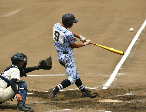 佼成学園対東海大菅生　10回裏東海大菅生1死二塁、サヨナラとなる左中間への適時打を放つ堀町（撮影・横山健太）