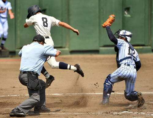 佼成学園対東海大菅生　3回表佼成学園1死満塁、堀川の中犠飛で生還する飯森（左）（撮影・横山健太）