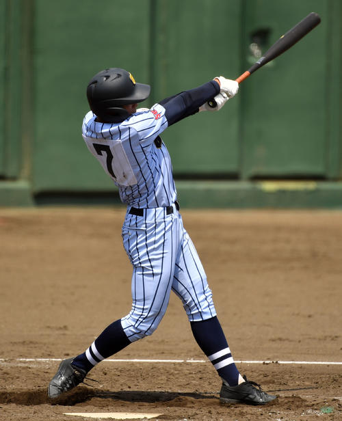 佼成学園対東海大菅生　3回裏東海大菅生1死一、二塁、左中間へ適時二塁打を放つ森下（撮影・横山健太）
