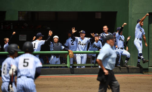 佼成学園対東海大菅生　3回裏東海大菅生1死一、二塁、森下の左中間への適時二塁打で同点に追いつき歓喜する東海大菅生ナイン（撮影・横山健太）