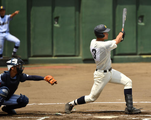 佼成学園対東海大菅生　6回表佼成学園1死一、二塁、中越え適時二塁打を放つ山上（撮影・横山健太）