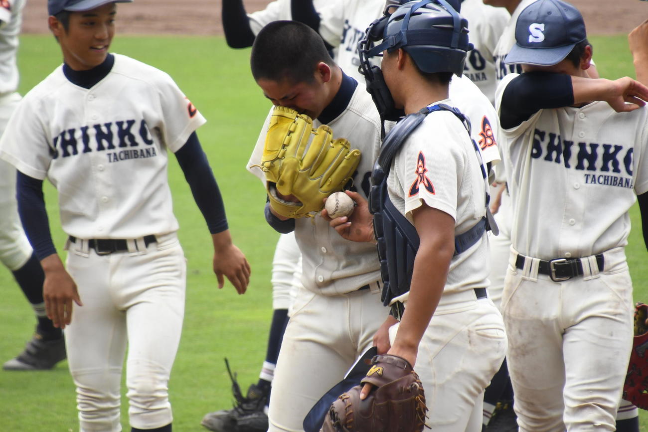 神港橘対甲南　17奪三振の熱投を見せた神港橘エース金丸夢斗投手（中央）は試合後涙を流す（撮影・中野椋）