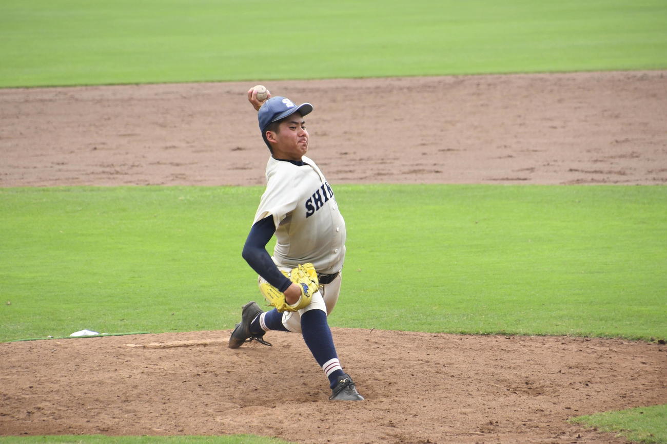 神港橘対甲南　17奪三振の熱投を見せた神港橘エース金丸夢斗投手（撮影・中野椋）