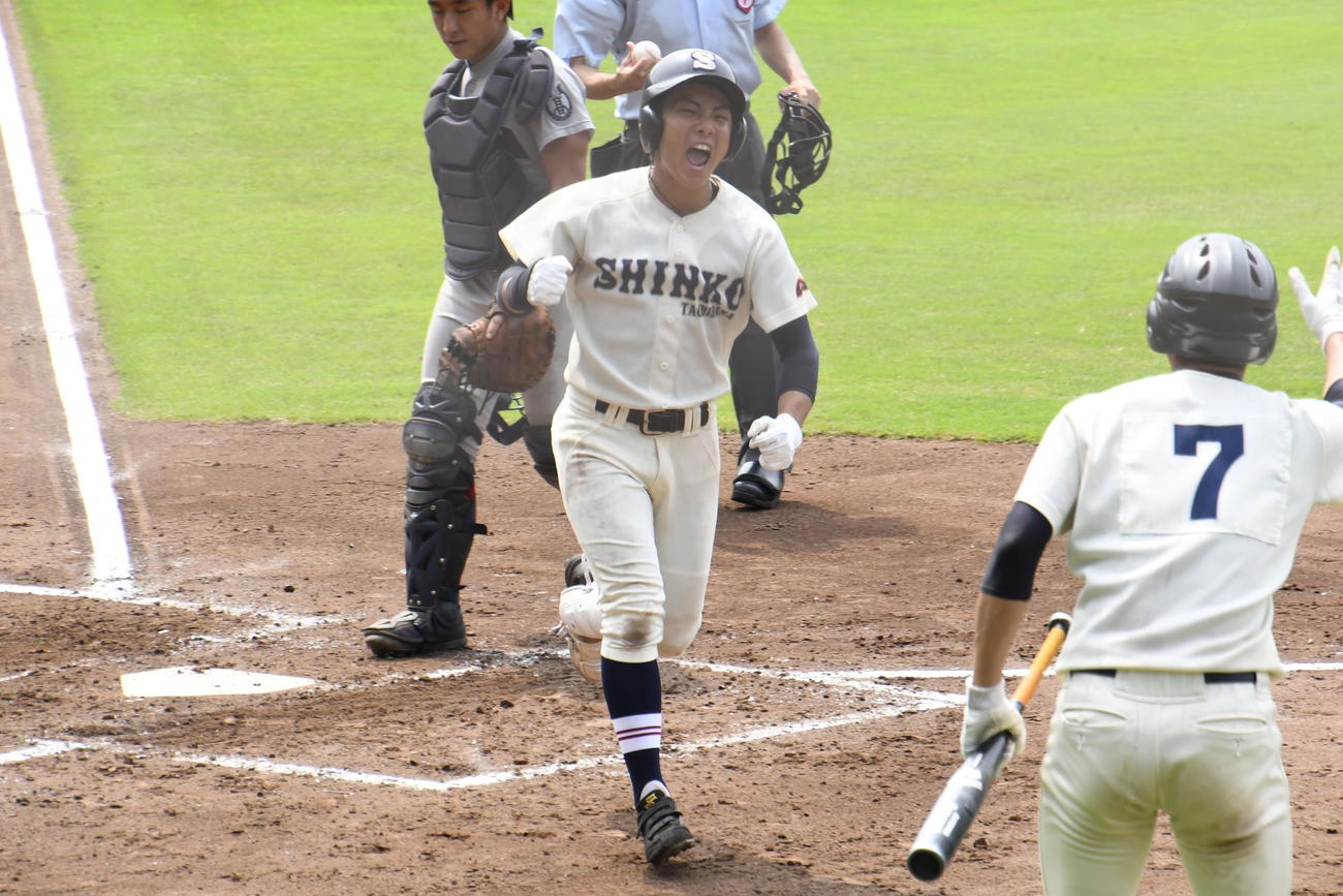 神港橘対甲南　3回表神港橘無死、左越え本塁打を放ち、ガッツポーズを見せる松本尚也（撮影・中野椋）