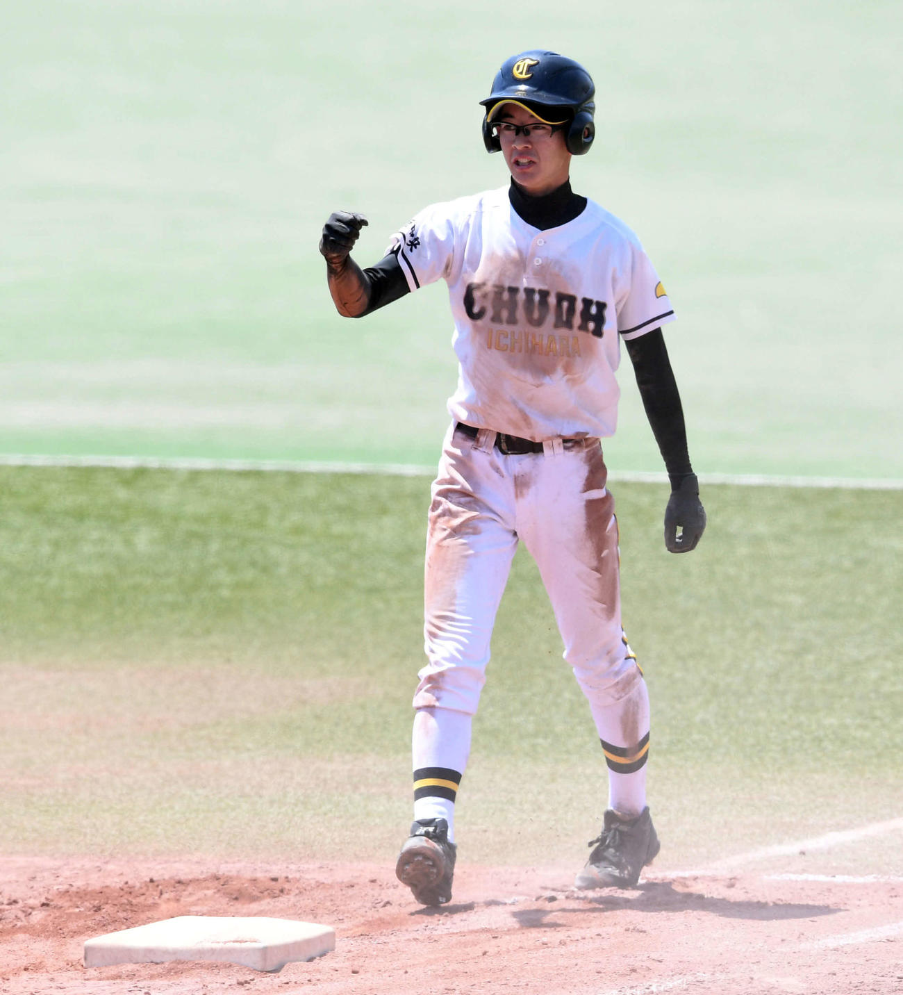 木更津総合対市原中央　9回裏市原中央1死満塁、代打飯塚は適時内野安打を放ちガッツポーズ（撮影・山崎安昭）