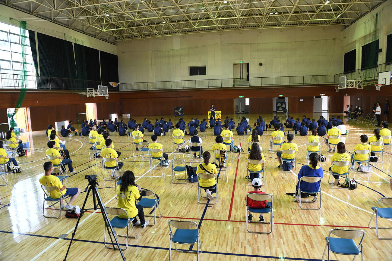敗れた市原中央は学校に戻り、引退式を行う（撮影・山崎安昭）