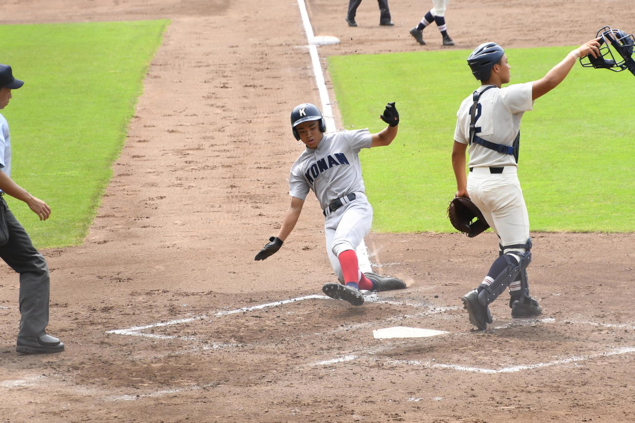 神港橘対甲南　3回裏甲南1死一、三塁、三塁走者野田泰司朗は2番松井一樹のスクイズで本塁生還する（撮影・中野椋）