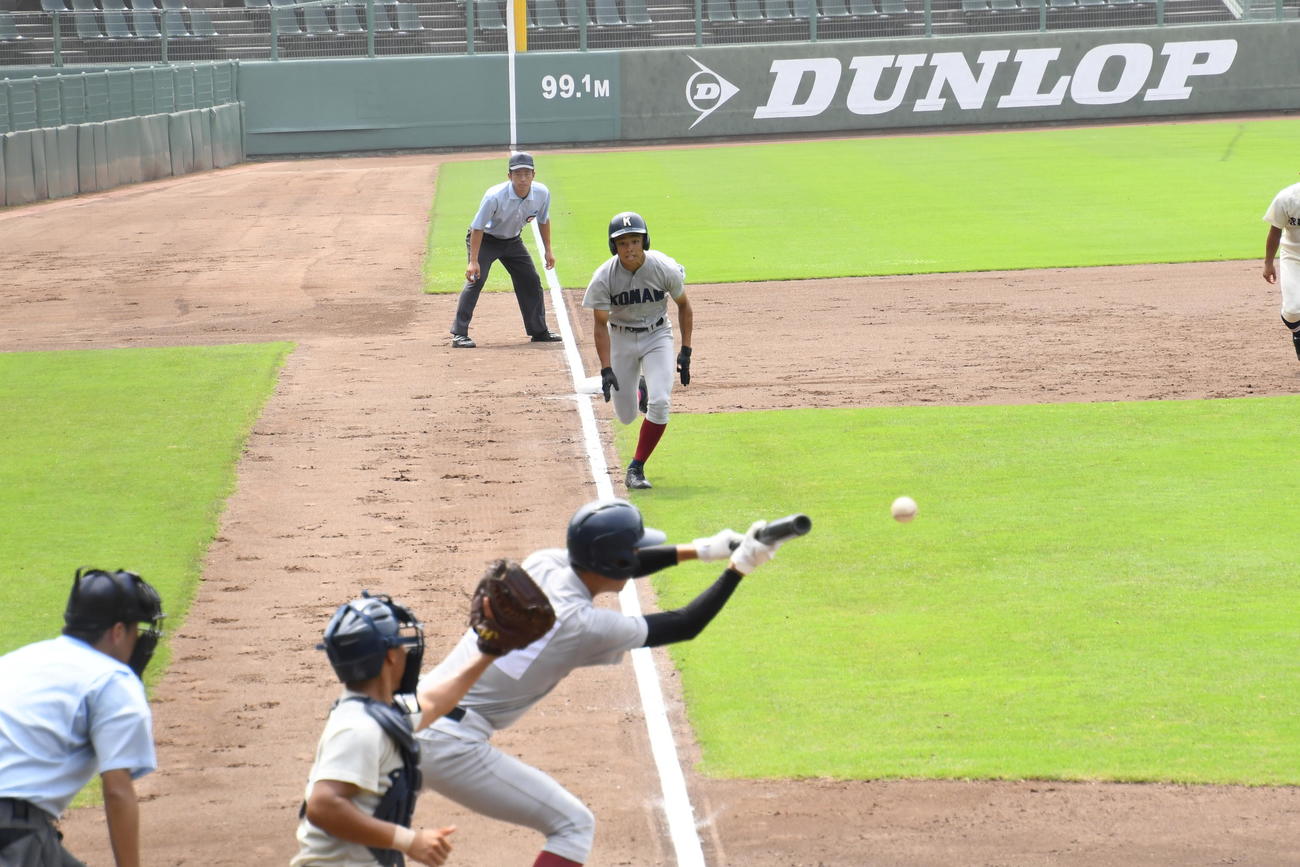 神港橘対甲南　3回裏甲南1死一、三塁、三塁走者野田泰司朗は2番松井一樹（手前）のスクイズで本塁生還する（撮影・中野椋）