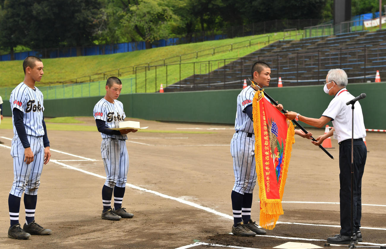 佼成学園対東海大菅生　優勝旗を受け取る東海大菅生ナイン（撮影・横山健太）