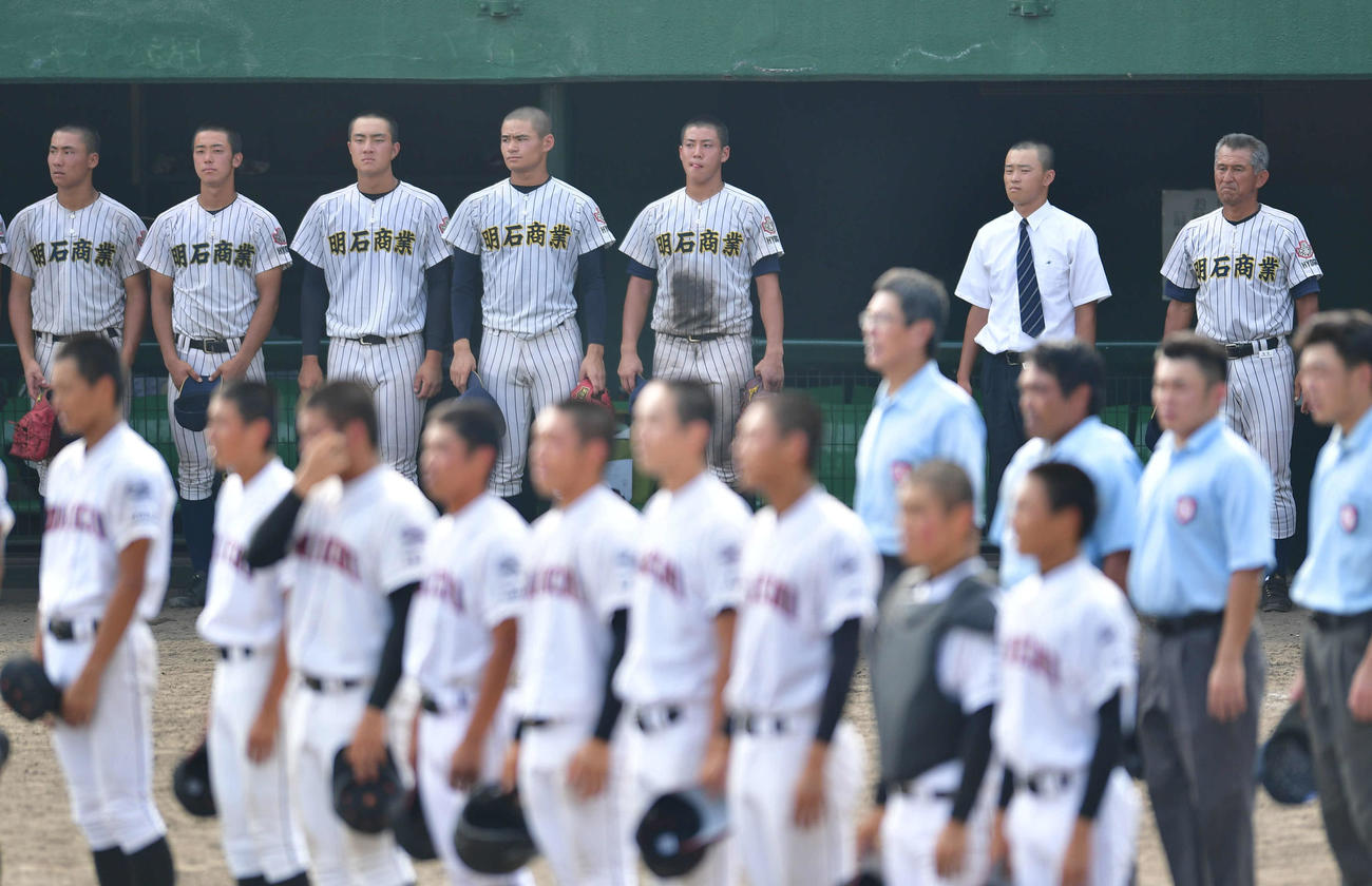 明石商対神戸第一　延長タイブレーク11回裏に神戸第一にサヨナラ負けし、悔しそうな表情で整列する（後方右から3人目より左に）明石商・来田涼斗、中森俊介（後方右端は狭間善徳監督）（撮影・岩下翔太）