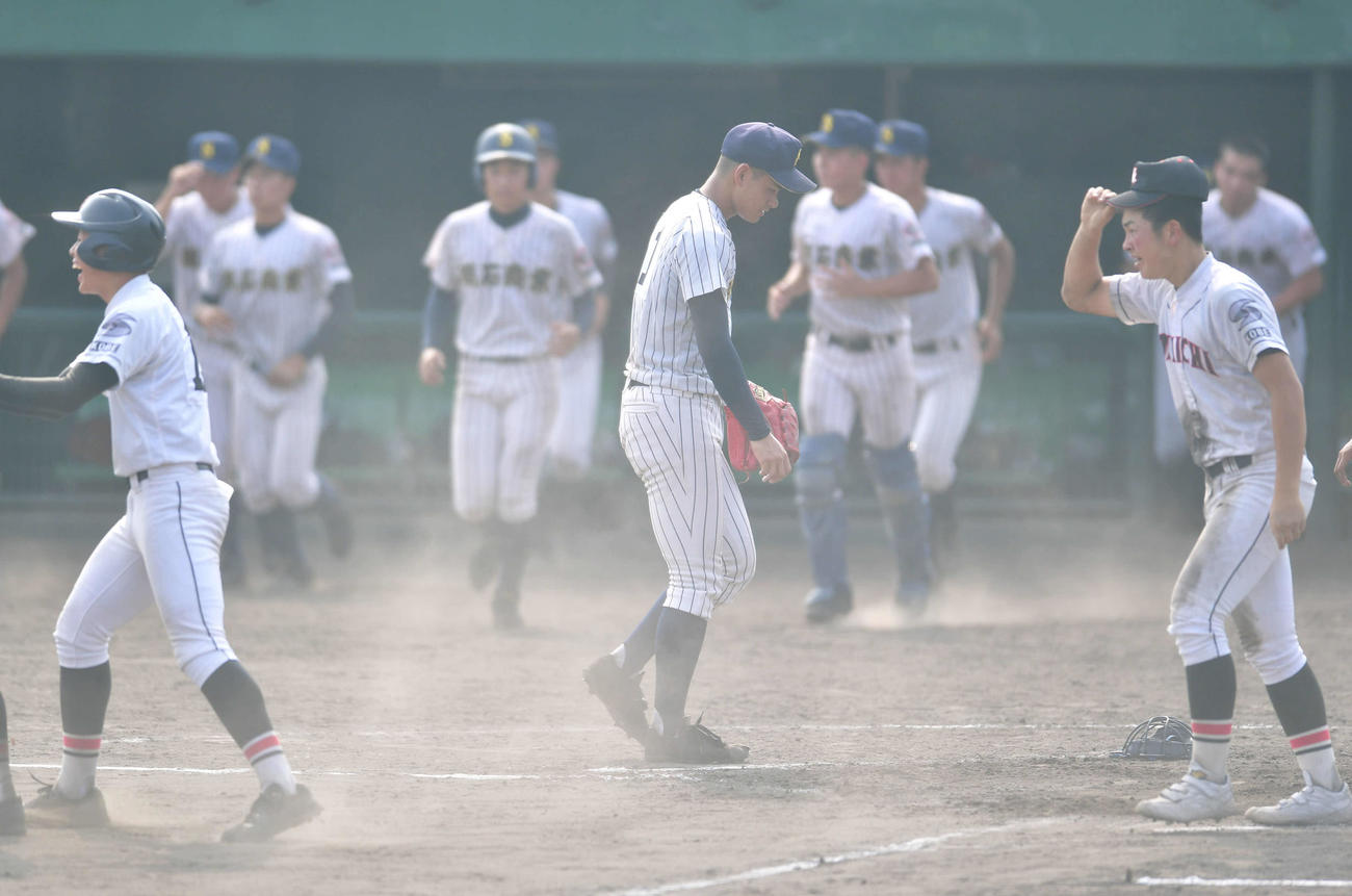 明石商対神戸第一　延長タイブレーク11回裏、神戸第一にサヨナラ負けし肩を落とす明石商・中森俊介（中央）（撮影・岩下翔太）