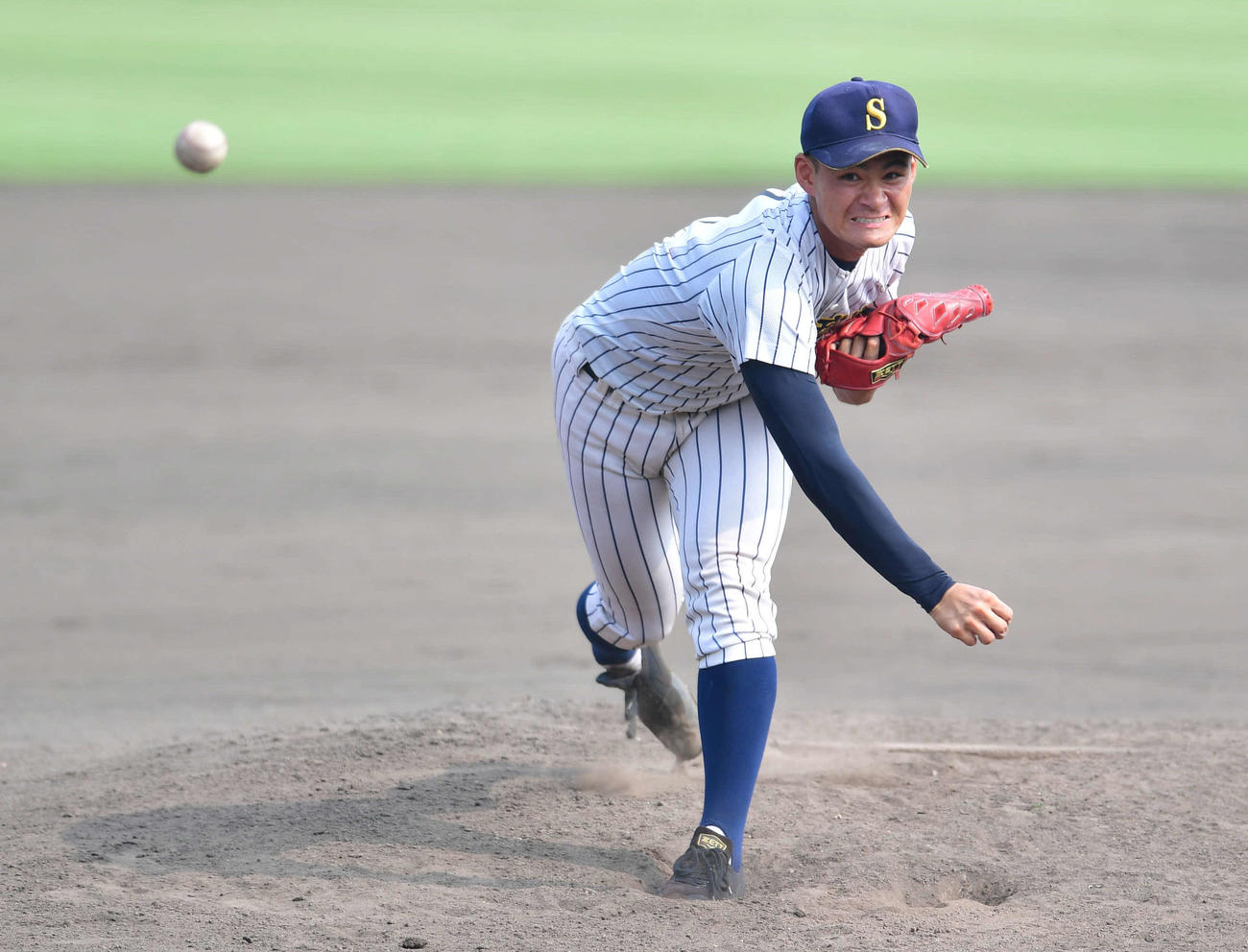 明石商対神戸第一　延長タイブレーク10回裏より登板した明石商・中森俊介（撮影・岩下翔太）