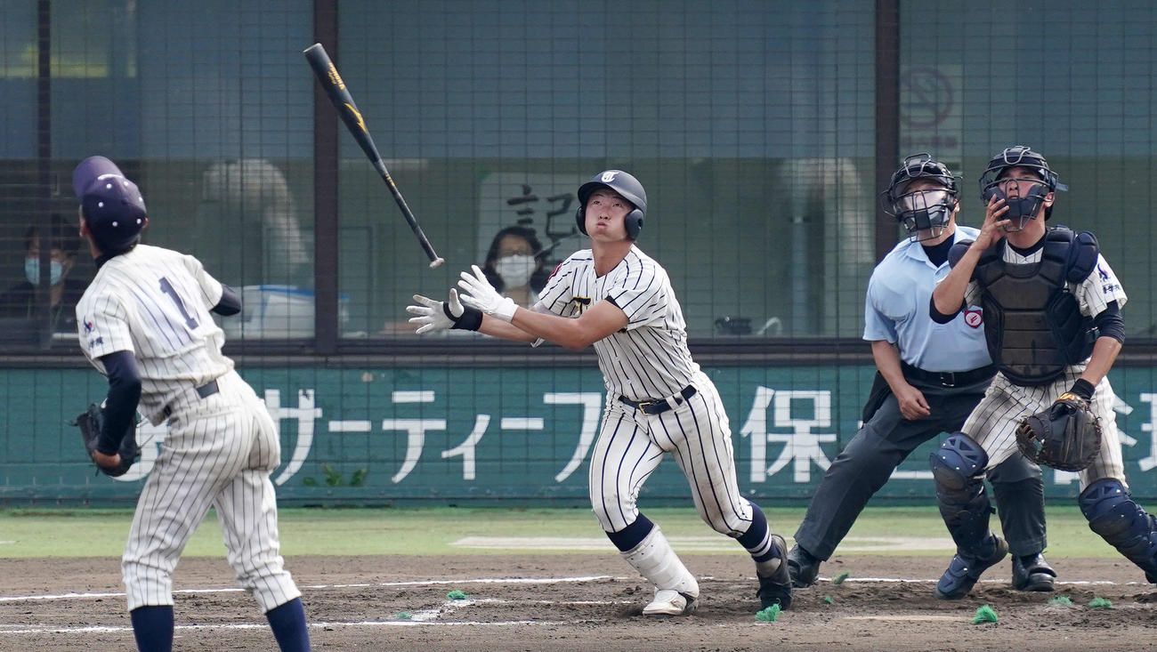 東海大相模対山手学院　4回表東海大相模無死、先制ソロ本塁打を放つ山村（撮影・江口和貴）