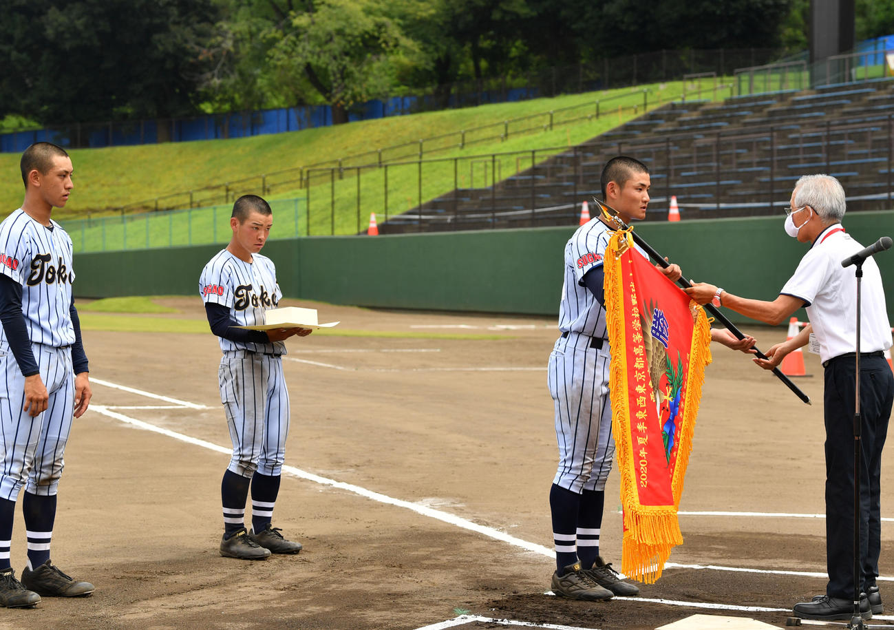 優勝旗を受け取る東海大菅生ナイン（撮影・横山健太）