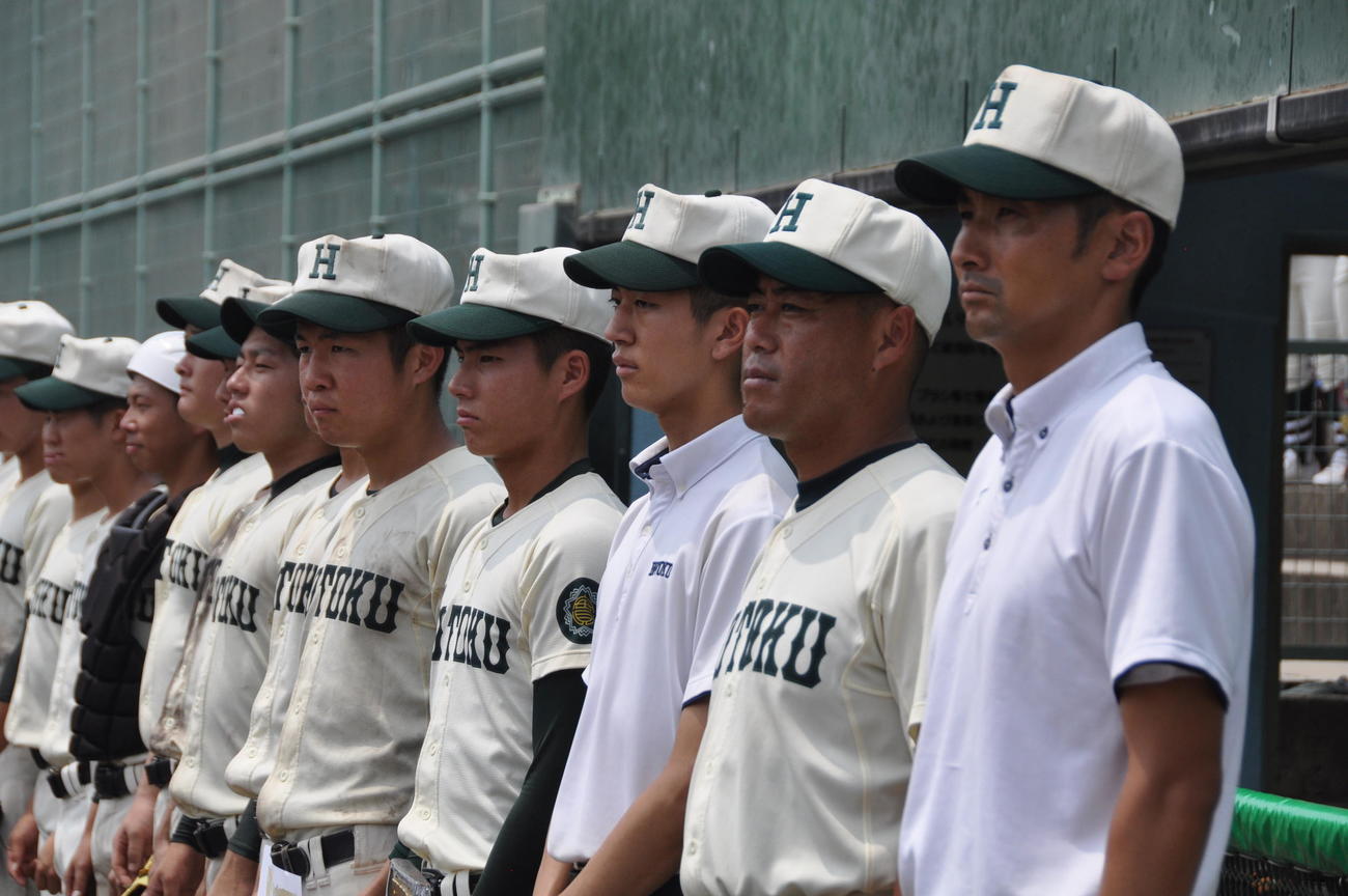 市尼崎対報徳学園　試合後、整列する報徳学園ナイン。右から3人目は田中太晴マネジャー（3年）＝2020年8月7日、ベイコム尼崎