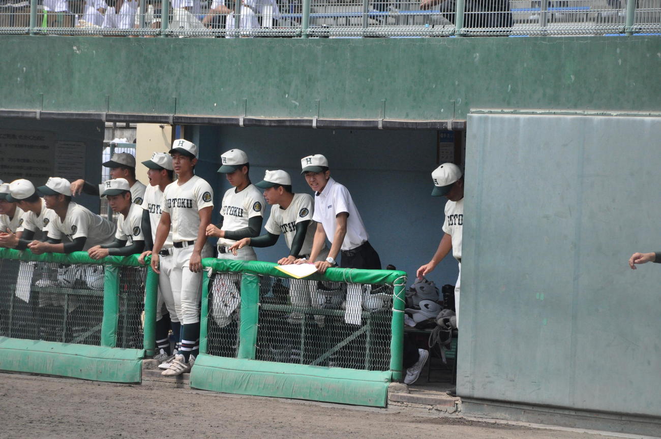 市尼崎対報徳学園　報徳学園・田中マネジャー（右から2人目）はベンチから戦況を見守る