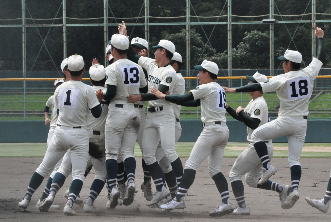 市尼崎対報徳学園　全勝で8強止まりの兵庫独自大会を終え、マウンドで歓喜の輪をつくる報徳学園ナイン