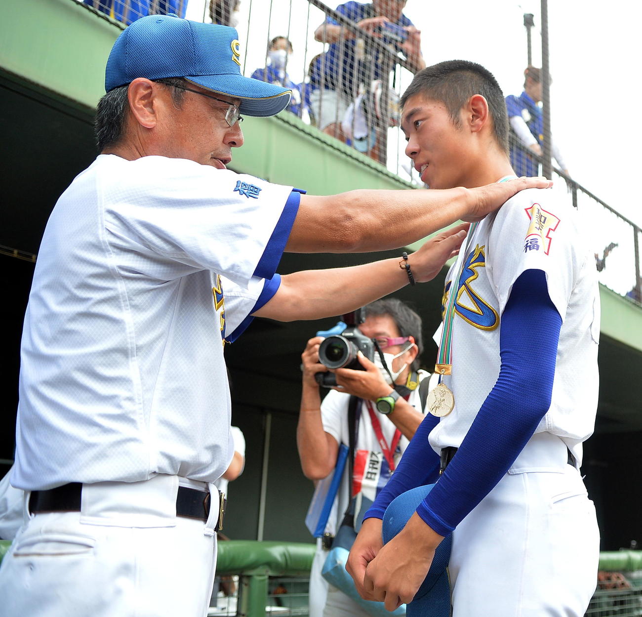 聖光学院対光南　斎藤監督（左）から金メダルをかけられ笑顔を見せる聖光学院・舘池（撮影・鎌田直秀）