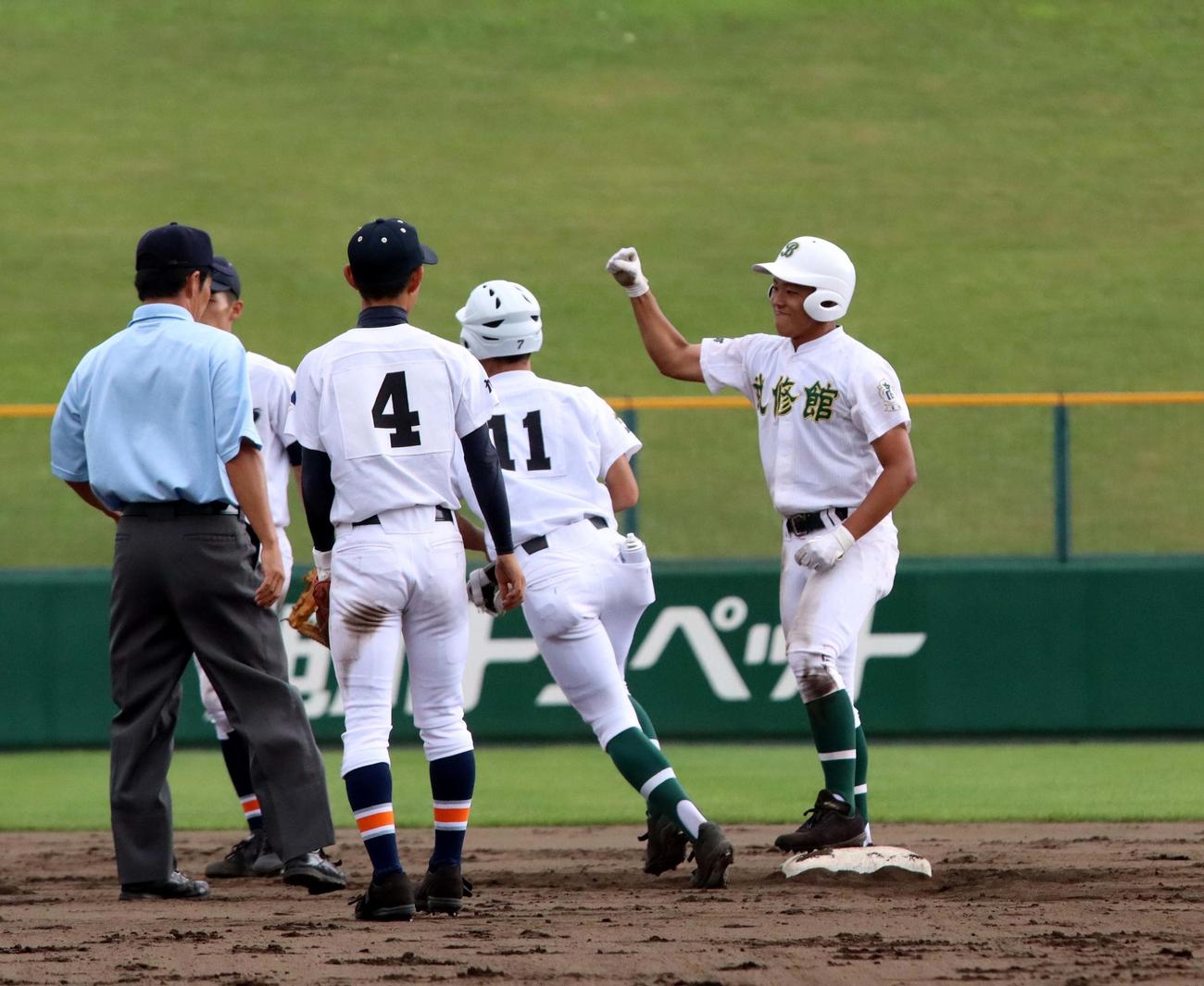 旭川永嶺対武修館　7回裏武修館1死二、三塁、迫田が左前へ2点適時二塁打を放ち塁上で喜ぶ（撮影・永野高輔）