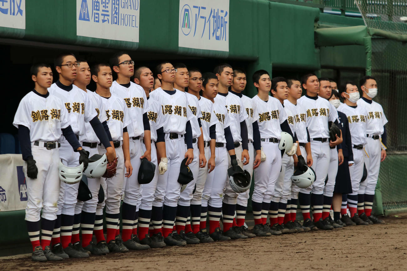 釧路湖陵対旭川実　試合に敗れベンチ前に整列する釧路湖陵の選手たち（撮影・山崎純一）
