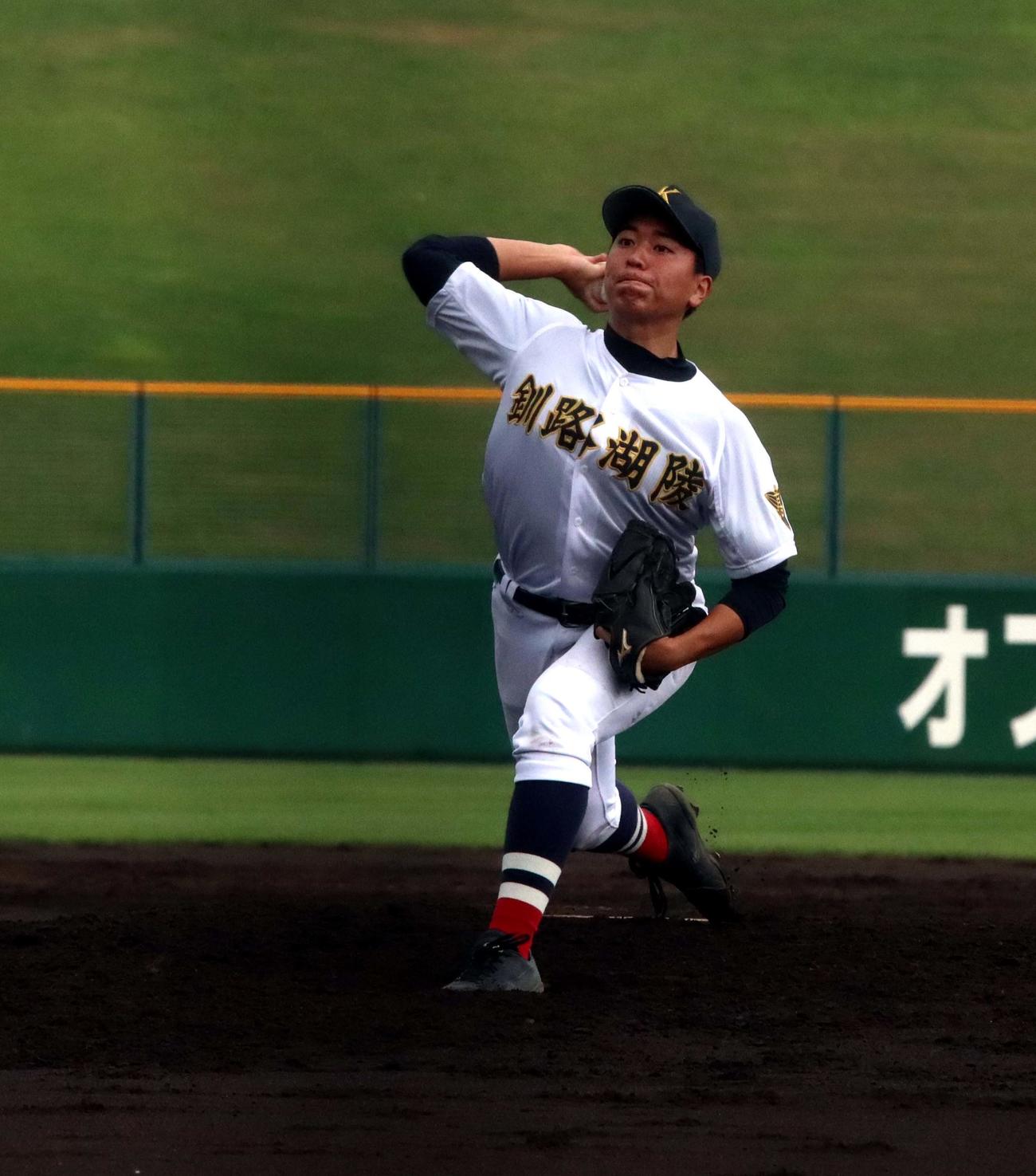 釧路湖陵対旭川実　1回途中からリリーフした釧路湖陵の佐沢（撮影・永野高輔）
