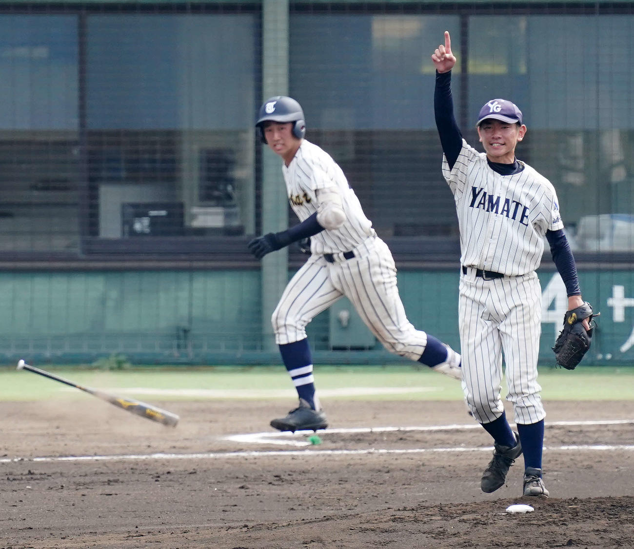 東海大相模対山手学院　2回表東海大相模2死、中飛に仕留めた吉沢（左）の打球の行方を指さす大村（撮影・江口和貴）