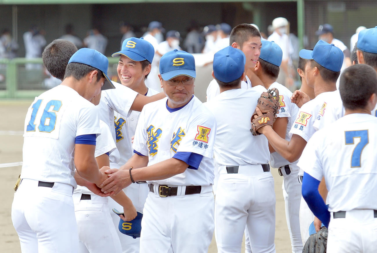 選手と握手しながら奮闘をたたえる聖光学院・斎藤監督（中央）（撮影・鎌田直秀）