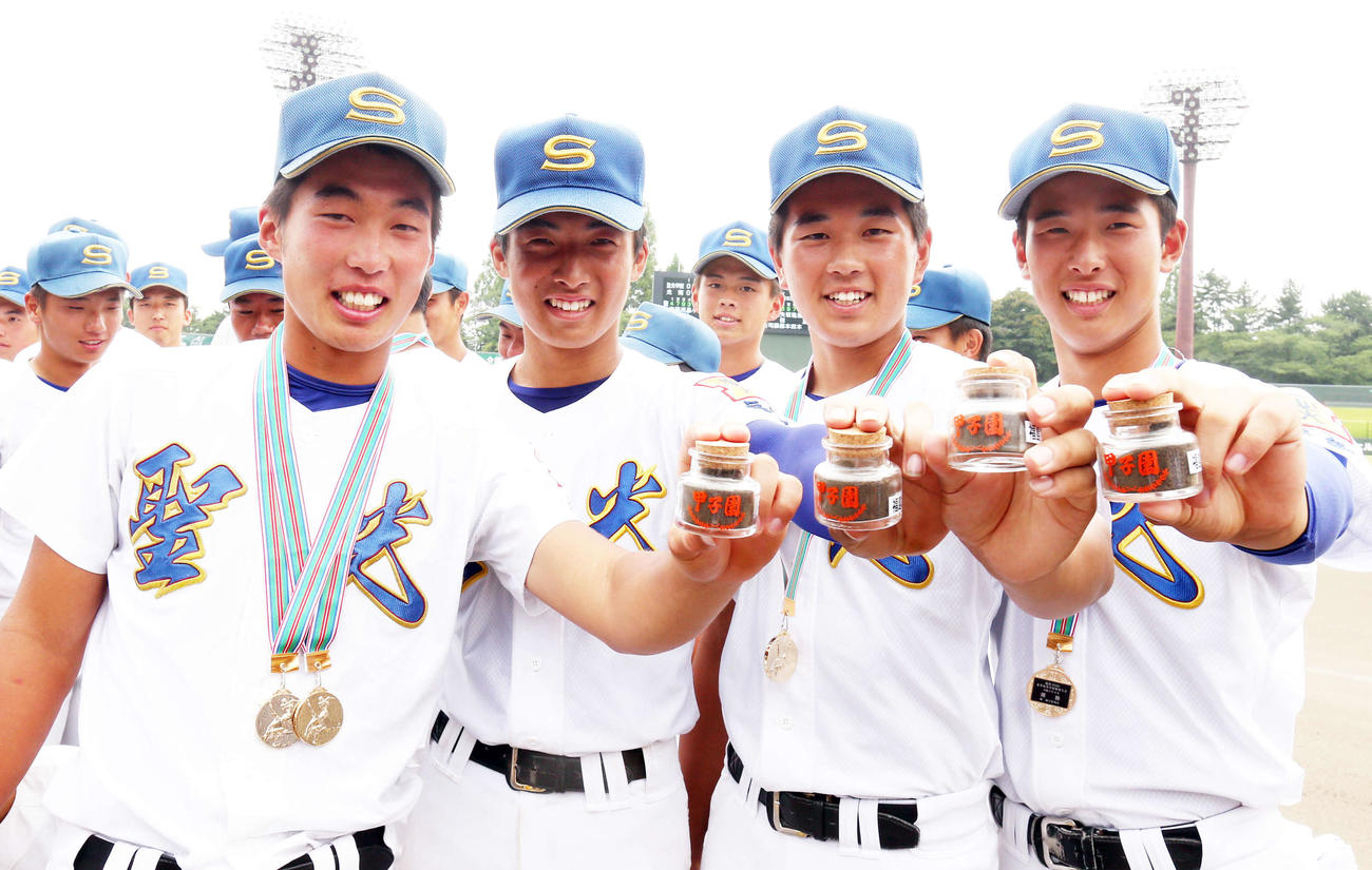 聖光学院対光南　OBたちが優勝記念品に差し入れてくれた甲子園の土を受け取り笑顔を見せる聖光学院の選手たち（撮影・野上伸悟）