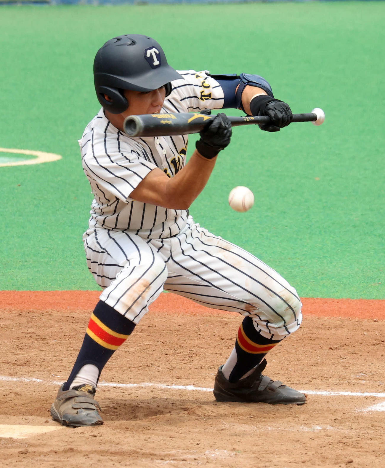 関東第一対帝京　9回裏帝京1死一、三塁、武藤はスクイズを決める（撮影・鈴木正人）
