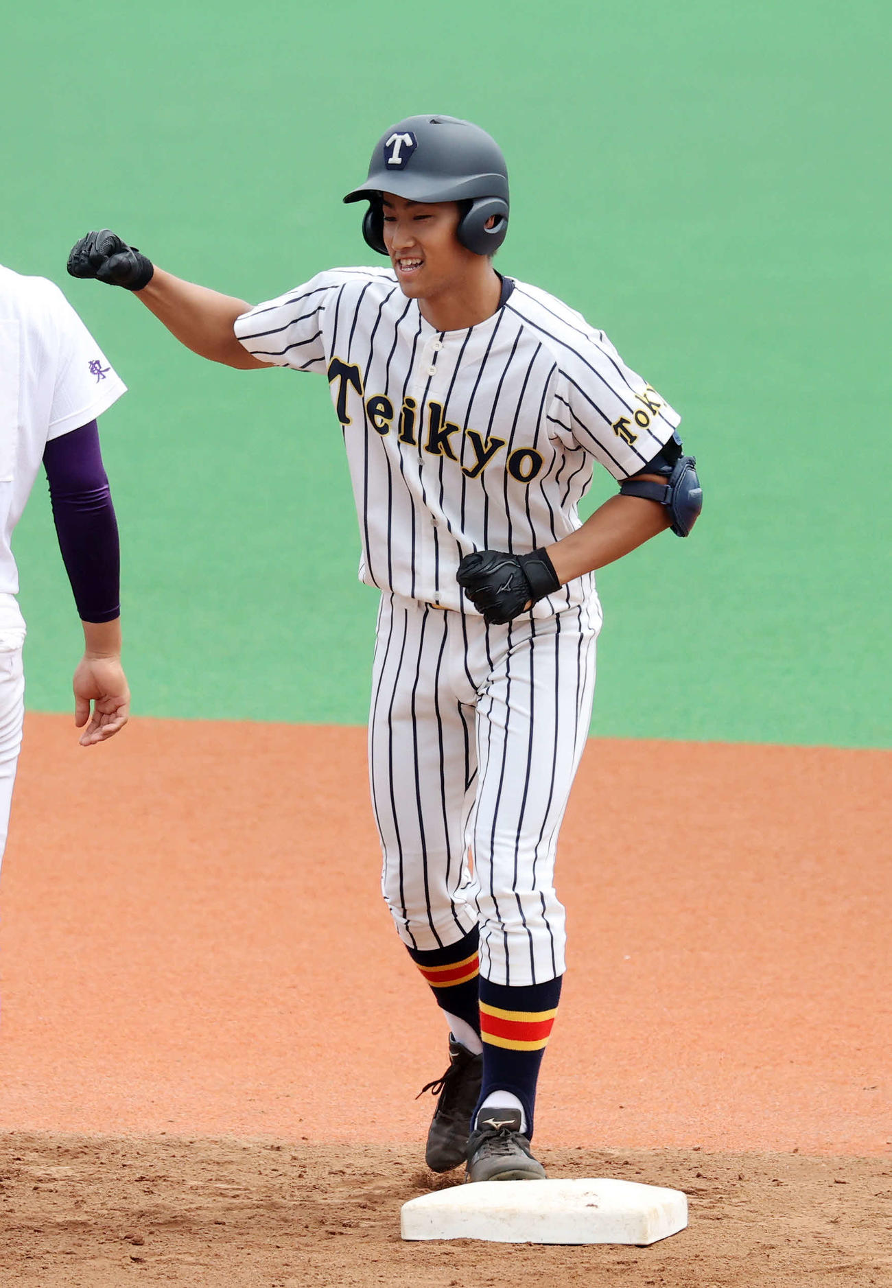関東第一対帝京　3回裏帝京2死一、二塁、加田は左越え適時二塁打を放ちガッツポーズ（撮影・鈴木正人）