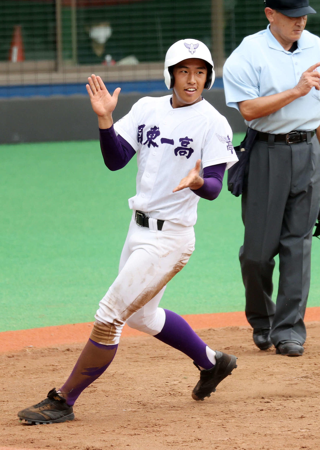 関東第一対帝京　4回表関東第一2死三塁、出利葉の打球が三塁失策になり町田が生還し喜ぶ（撮影・鈴木正人）