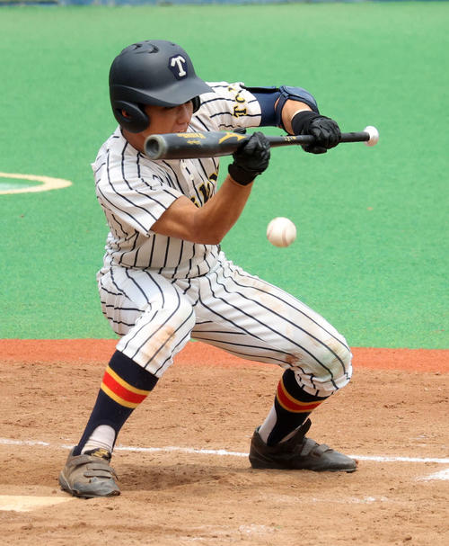 関東第一対帝京　9回裏帝京1死一、三塁、武藤はスクイズを決める（撮影・鈴木正人）